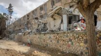 בתים בדימונה שנפגעו כתוצאה מירי טילים מאיראן (צילום: יונתן בלום)