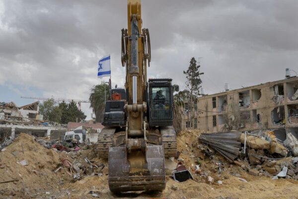שופל של משפחת חמדי בזירת פגיעת הטיל בדימונה. ביישוב הלא-מוכר בו הם חיים אין מיגון בכלל (צילום: יונתן בלום)