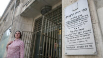 אישה מחוץ לבית הדין הרבני בירושלים (צילום: יוסי זמיר/פלאש90)