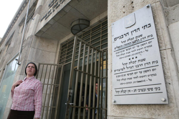 אישה מחוץ לבית הדין הרבני בירושלים (צילום: יוסי זמיר/פלאש90)