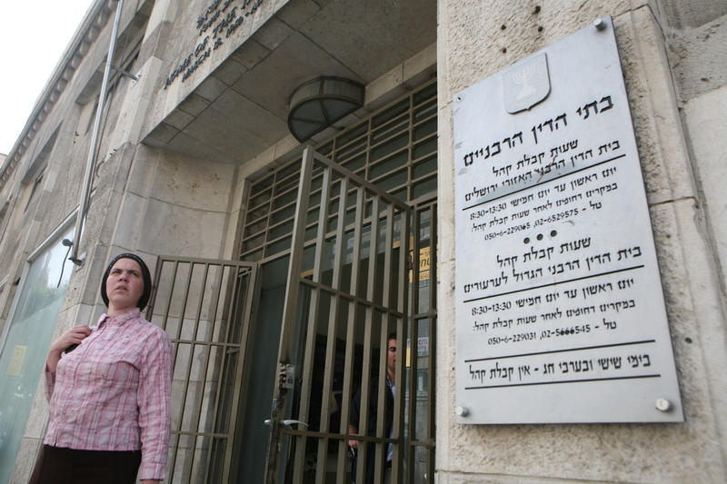 אישה מחוץ לבית הדין הרבני בירושלים (צילום: יוסי זמיר/פלאש90)
