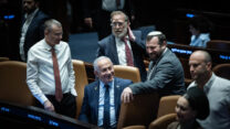 ראש הממשלה בנימין נתניהו עם השרים עמיחי אליהו ויריב לוין (צילום: יונתן זינדל/פלאש90)