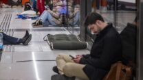 אנשים קוראים בטלפון בזמן שהותם ברכבת הקלה בתל אביב כמרחב מוגן. המצולמים לא קשורים לכתבה (צילום: חיים גולדברג\פלאש 90)