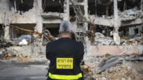 עובד מס רכוש בזירת פגיעת טיל בתל אביב, 1 במרץ 2026 (צילום: חיים גולדברג/פלאש90)