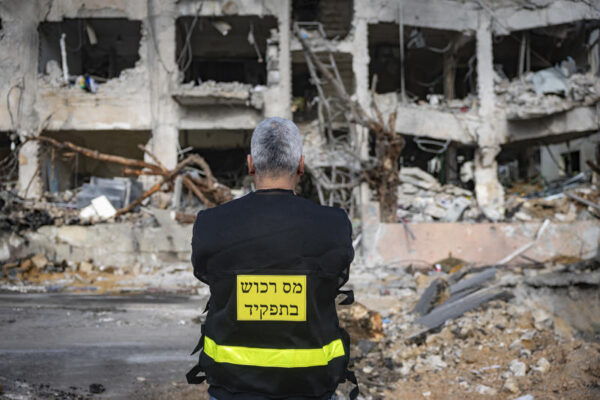 עובד מס רכוש בזירת פגיעת טיל בתל אביב, 1 במרץ 2026 (צילום: חיים גולדברג/פלאש90)