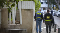 אנשי מס רכוש בזירת פגיעת הטיל בתל אביב בבוקר שלאחר הפגיעה, 1 במרץ 2026 (צילום: חיים לוינסון/פלאש90)