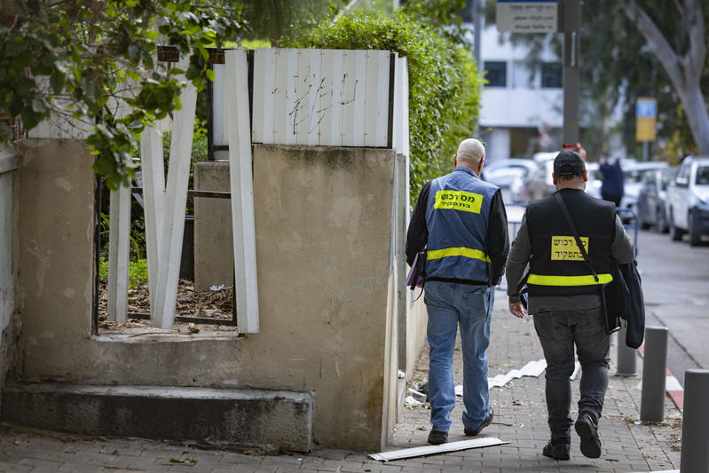 אנשי מס רכוש בזירת פגיעת הטיל בתל אביב בבוקר שלאחר הפגיעה, 1 במרץ 2026 (צילום: חיים לוינסון/פלאש90)