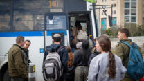 חיילים ואזרחים עולים על אוטובוס בירושלים, במהלך מבצע שאגת הארי (צילום: רחל אלרואי / פלאש 90)