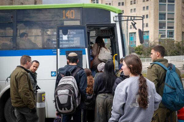חיילים ואזרחים עולים על אוטובוס בירושלים, במהלך מבצע שאגת הארי (צילום: רחל אלרואי / פלאש 90)