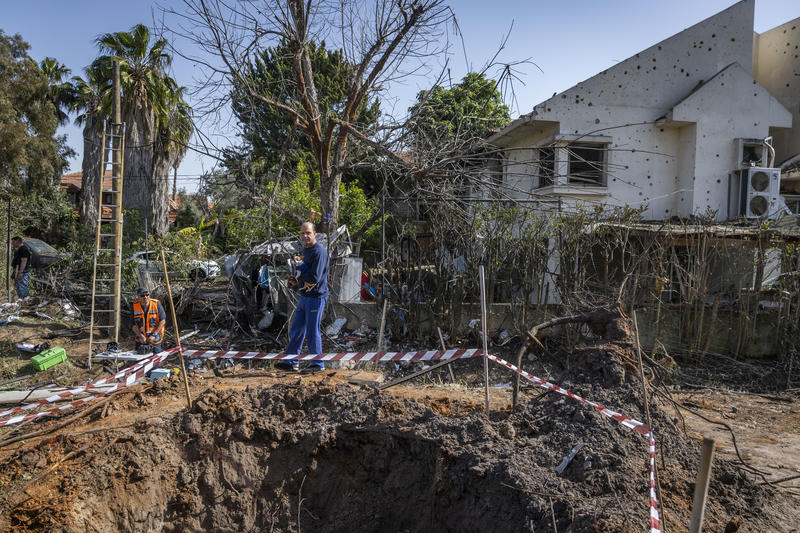 זירת פגיעת טיל בעמק חפר, 12 במרץ 2026 (צילום: חיים גולדברג/פלאש90)