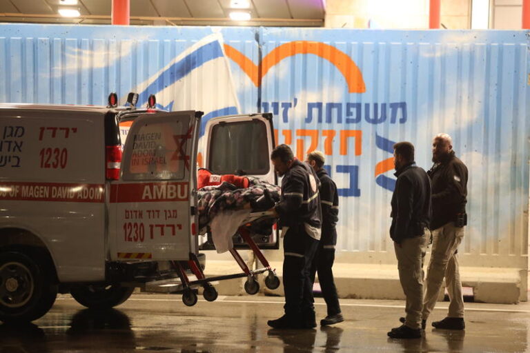 פינוי פצועי הפגיעה בקריית שמונה למרכז הרפואי זיו (צילום: דוד כהן/פלאש90)