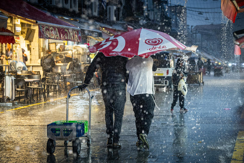 גשם בשוק מחנה יהודה בירושלים (צילום: אורן בן חקון/פלאש90) גשם בשוק מחנה יהודה בירושלים (צילום: אורן בן חקון/פלאש90)