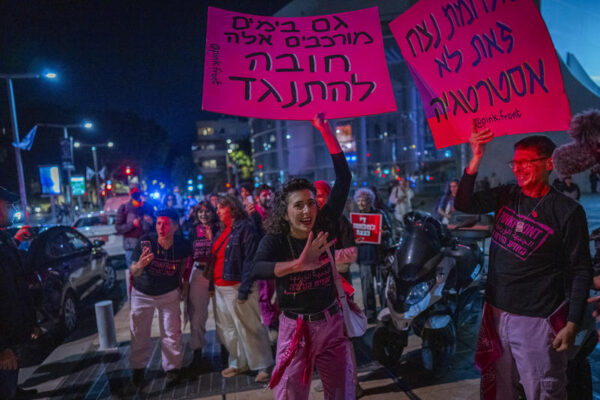 הפגנה נגד המלחמה נגד איראן והממשלה בכיכר הבימה בתל אביב (צילום: פלאש 90)