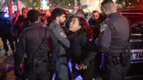 שוטרים מפזרים הפגנה נגד המלחמה נגד איראן והממשלה בכיכר הבימה בתל אביב (צילום: פלאש 90)