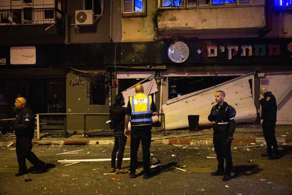 זירת פגיעת טיל איראני בגבעתיים (צילום: מרים אלטשר/פלאש90) זירת פגיעת טיל איראני בגבעתיים (צילום: מרים אלטשר/פלאש90)