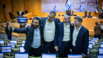 שר האוצר בצלאל סמוטריץ' מצטלם לאחר העברת תקציב המדינה עם חברי הכנסת יוסף טייב, אליהו רביבו וצבי סוכות (צילום: יונתן זינדל/פלאש90)