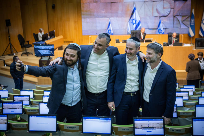 שר האוצר בצלאל סמוטריץ' מצטלם לאחר העברת תקציב המדינה עם חברי הכנסת יוסף טייב, אליהו רביבו וצבי סוכות (צילום: יונתן זינדל/פלאש90)