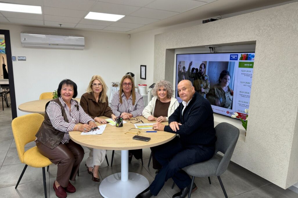 מימין משה מזרחי, יו"ר ההסתדרות במרחב חיפה, פנינה נאוי אופיר יו"ר הסתדרות הגמלאים במרחב חיפה,אילנה רופא אזרד מתנדבת בהסתדרות הגמלאים מרחב חיפה, סמדר רואש רכזת הגמלאים בהסתדרות גמלאים במרחב חיפה, ויפה לוי – מתנדבת בהסתדרות הגמלאים מרחב חיפה. צילום: באדיבות מרחב חיפה