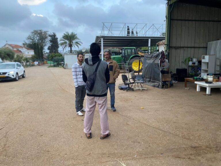 אשל עוזר (מימין) והפסיכולוג דניאל פורת עם אחד מהעובדים (צילום: יהל פרג')