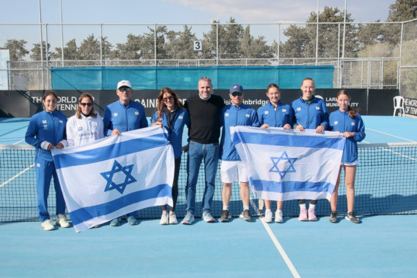 נבחרת הנשים של ישראל בטניס במהלך הטורניר בשנה שעברה בקפריסין (צילום: איגוד הטניס)