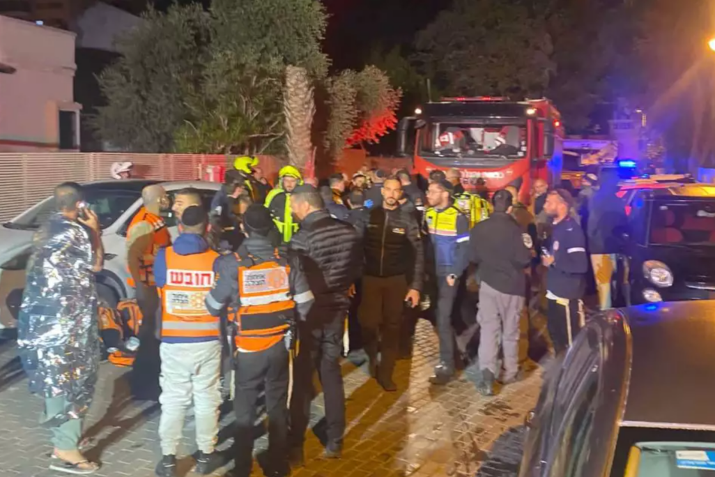 שריפה ברמלה. 14 דיירים חולצו, שניים במצב בינוני. (צילום: דוברות כב"ה) שריפה ברמלה. 14 דיירים חולצו, שניים במצב בינוני. (צילום: דוברות כב"ה)