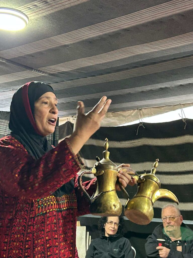 סועד אבו עג'אג' בהדרכה על התרבות הבדואית. "המדריכים שהתחילו לעבוד איתי כשדיברתי בעברית לא האמינו שתוך כדי עברתי לאנגלית" (צילום: אלבום פרטי)