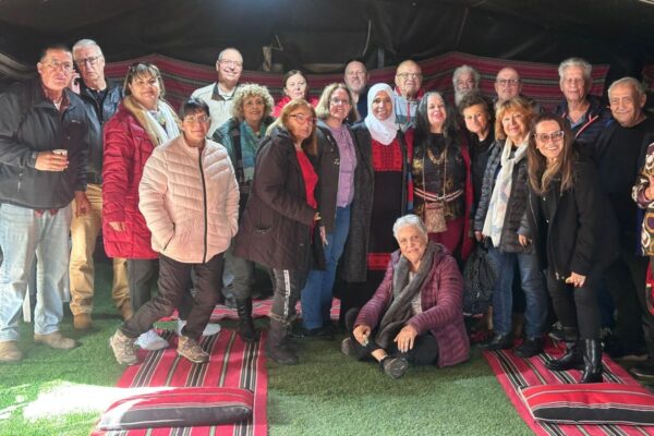נעמה אלסאנע (שורה ראשונה, חמישית מימין) עם קבוצת מבקרים במרכז 'רקמת המדבר' (צילום: אלבום פרטי)