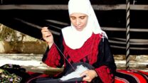 נעמה אלסאנע רוקמת רקמה בדואית מסורתית (צילום: אלבום פרטי)