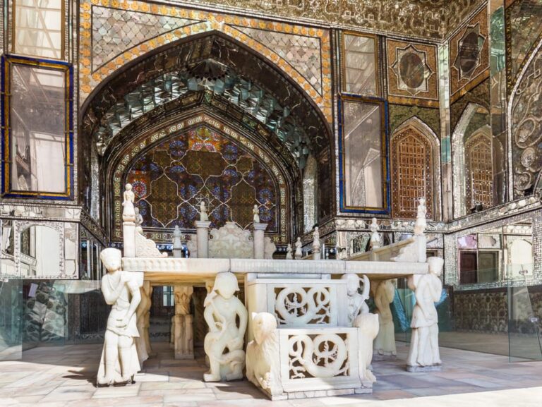 The marble throne in Golestan Palace in Tehran before the damage (Photo: Social Media)