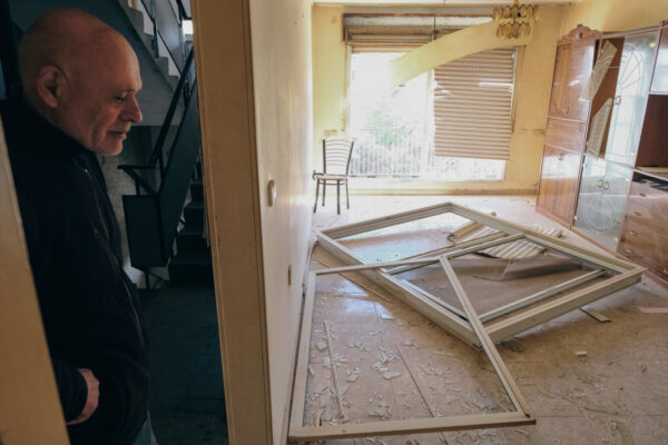 יורה בדירתו שנפגעה מפגיעת הטיל. "מחוץ לחלון קרה הנורא מכל" (צילום: דוד טברסקי)