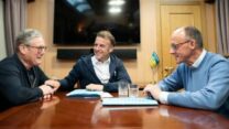משמאל: ראש ממשלת בריטניה קיר סטארמר, נשיא צרפת עמנואל מקרון, וקנצלר גרמניה פרידריך מרץ (צילום: רויטרס)