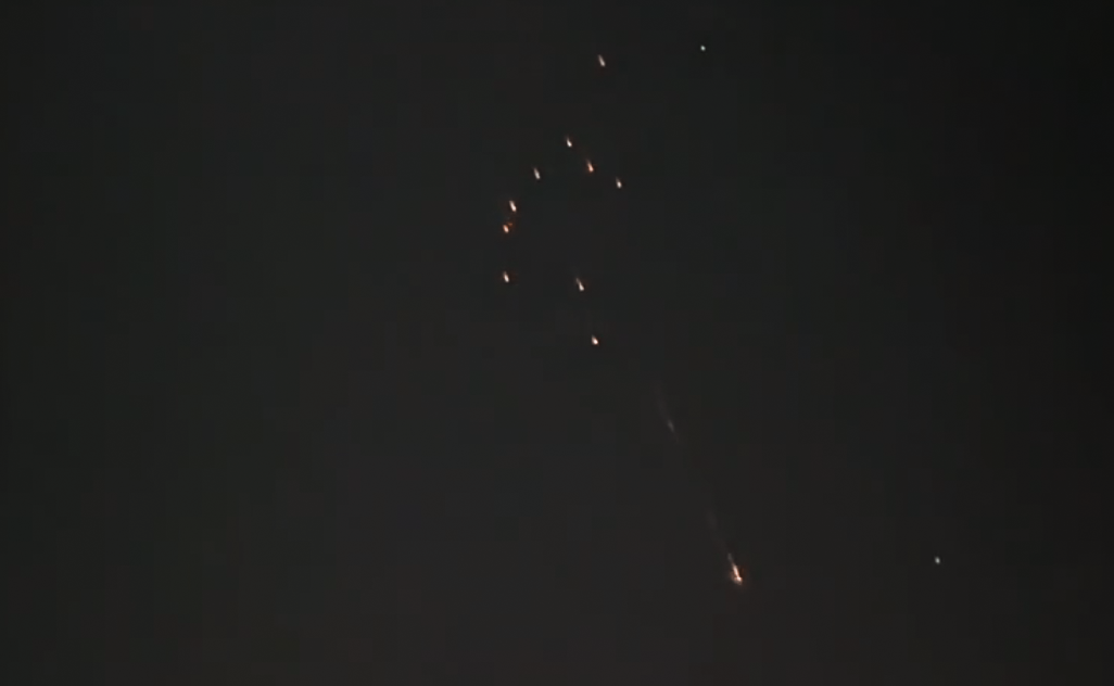 ראש קרב מתפצל של טיל איראני כפי שתועד בשטח ישראל (צילום: מתוך רשתות חברתיות, שימוש לפי סעיף 27א' לחוק זכויות יוצרים) ראש קרב מתפצל של טיל איראני כפי שתועד בשטח ישראל (צילום: מתוך רשתות חברתיות, שימוש לפי סעיף 27א' לחוק זכויות יוצרים)