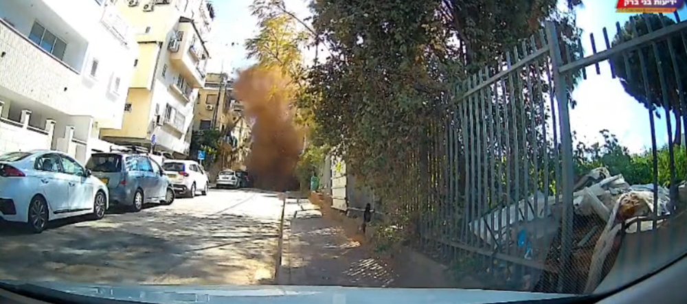 זירת נפילה של שברי יירוט בבני ברק (צילום: לפי סעיף 27א' לחוק זכויות יוצרים)