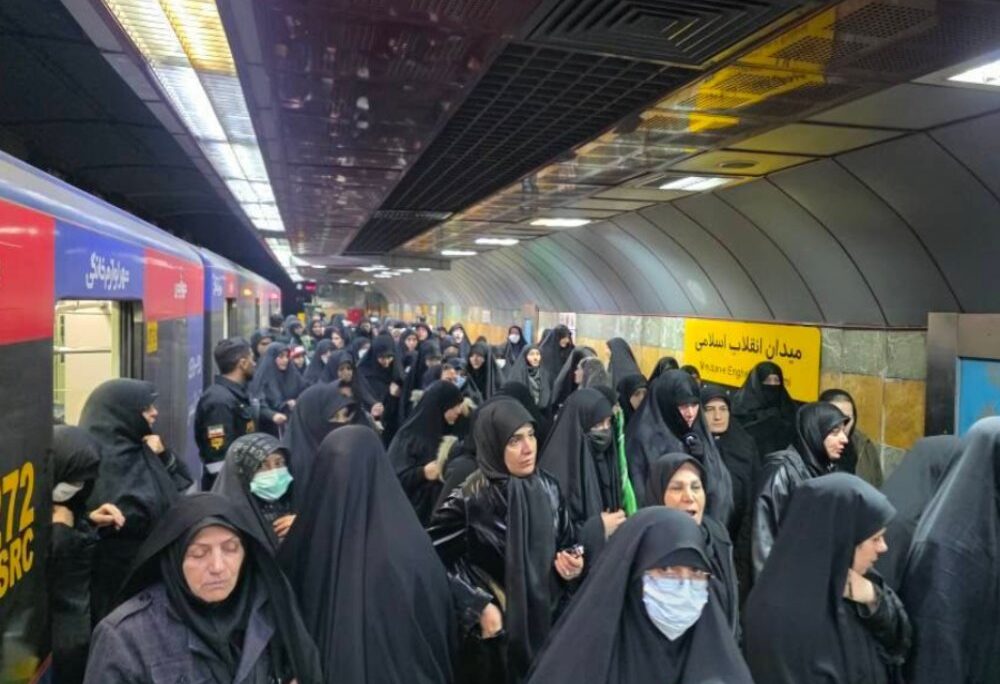 נשים איראניות בדרך להלוויה של בכירי המשטר שחוסלו בטהרן (צילום: רשתות חברתיות)