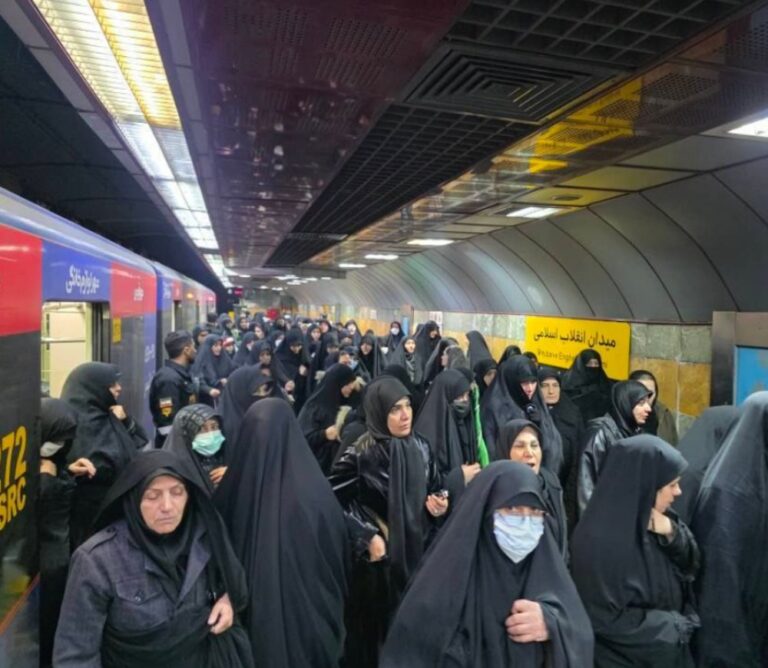 נשים איראניות בדרך להלוויה של בכירי המשטר שחוסלו בטהרן (צילום: רשתות חברתיות)
