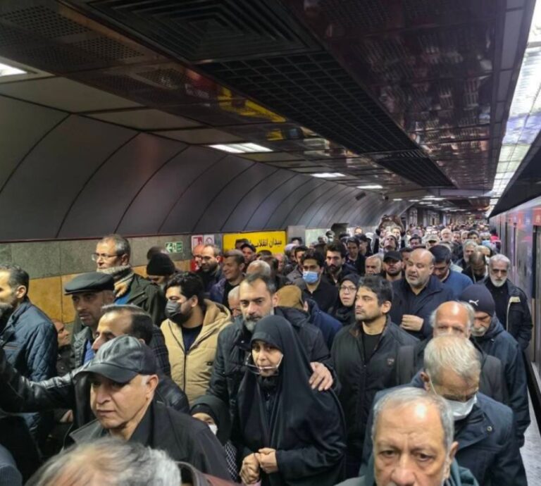 איראנים בדרך הלהוויה של בכירי המשטר שחסולו בטהרן (צילום: רשתות חברתיות)