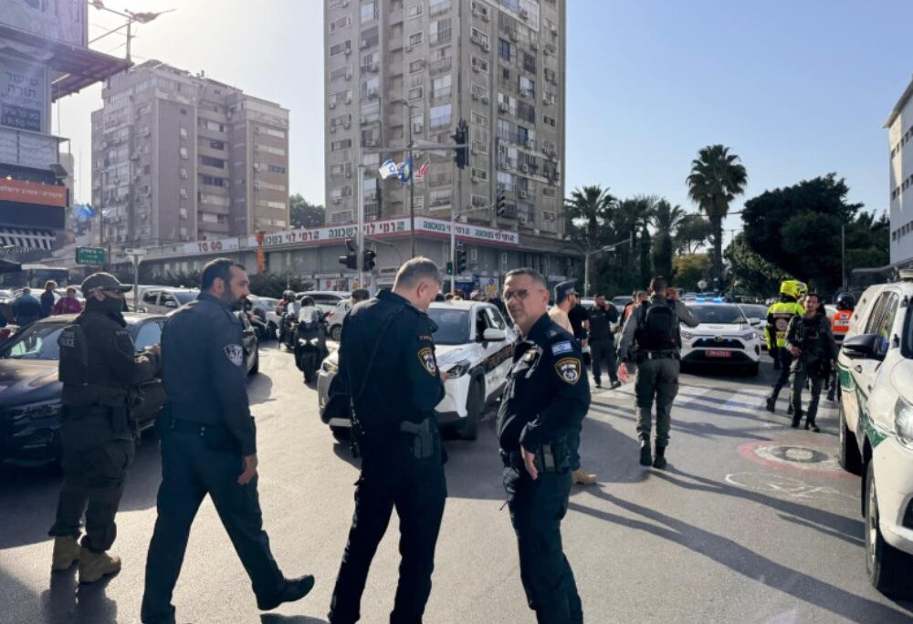 כוחות המשטרה עצרו תושב ג'ת שלפי החשד דקר גבר ברמת גן (צילום: דוברות המשטרה) כוחות המשטרה עצרו תושב ג'ת שלפי החשד דקר גבר ברמת גן (צילום: דוברות המשטרה)