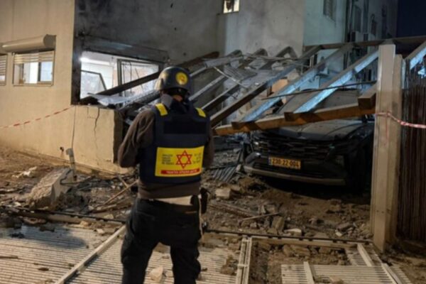 תיעוד מההרס ברמת גן בעקבות הירי מאיראן (צילום: תיעוד מבצעי מד"א)