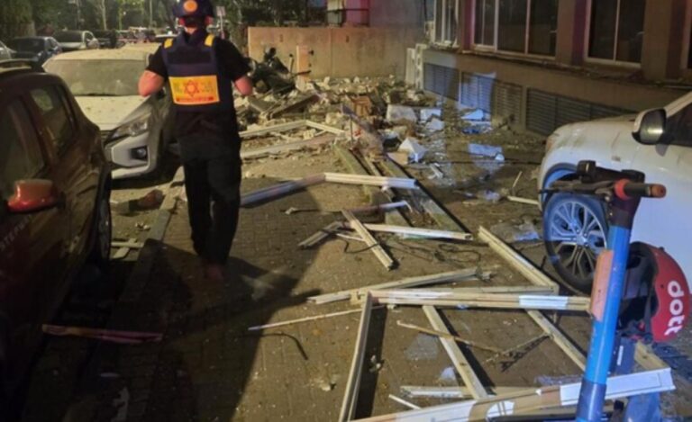 תיעוד מההרס ברמת גן בעקבות הירי מאיראן (צילום: תיעוד מבצעי מד"א)