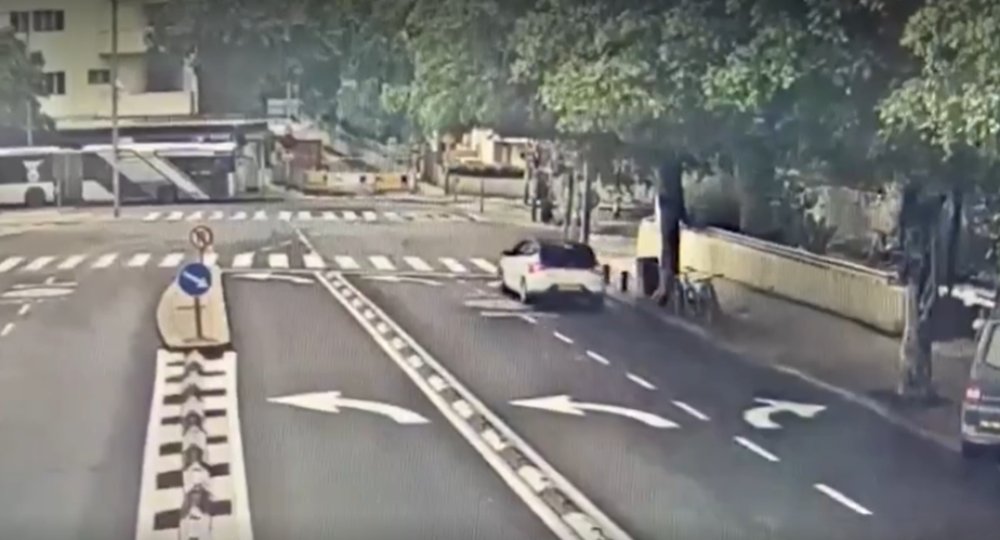 רגע הפגיעה ברכב ליד תאטרון הבימה (צילום: שימוש לפי סעיף 27 א' לחוק זכויות יוצרים)