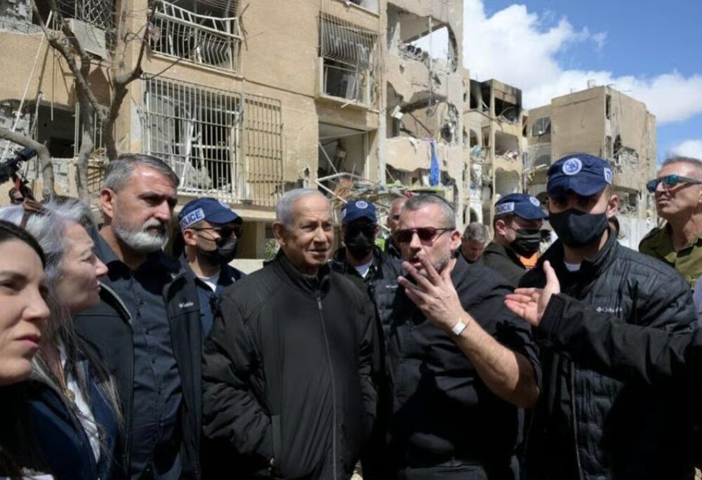 נתניהו בזירת הנפילה בדימונה (צילום: אבי אוחיון/ לע״מ) נתניהו בזירת הנפילה בדימונה (צילום: אבי אוחיון/ לע״מ)