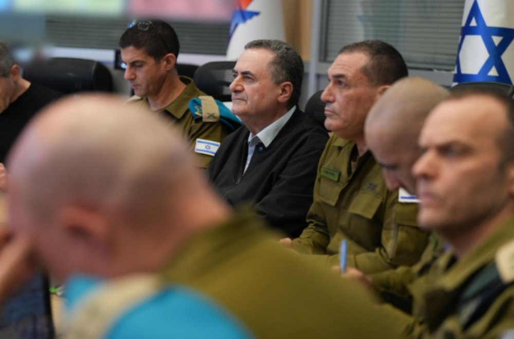 הרמטכ"ל אייל זמיר ושר הביטחון ישראל כ"ץ בהערכת מצב (צילום: אלעד מלכה, משרד הביטחון) הרמטכ"ל אייל זמיר ושר הביטחון ישראל כ"ץ (צילום: אלעד מלכה, משרד הביטחון)