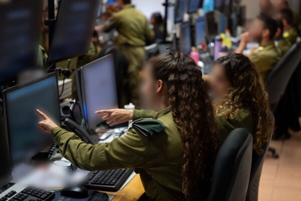 קצינות באגף המודיעין של צה"ל במבצע "שאגת הארי" (צילום: דובר צה"ל)
