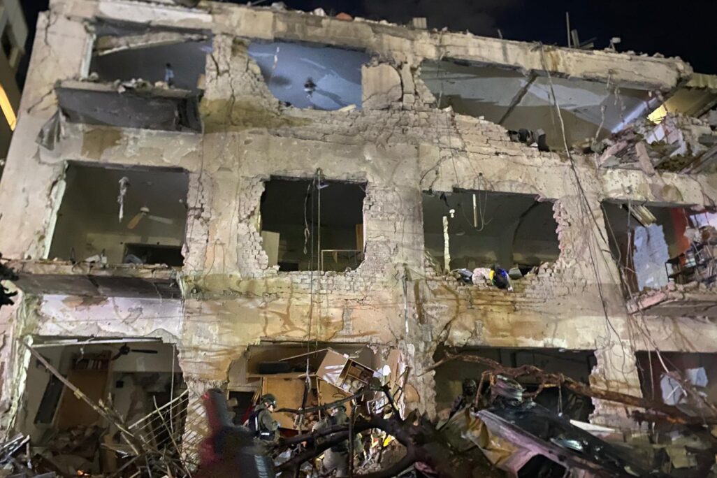 הבניין שנפגע מטיל איראני בגוש דן (צילום: יהל פרג')