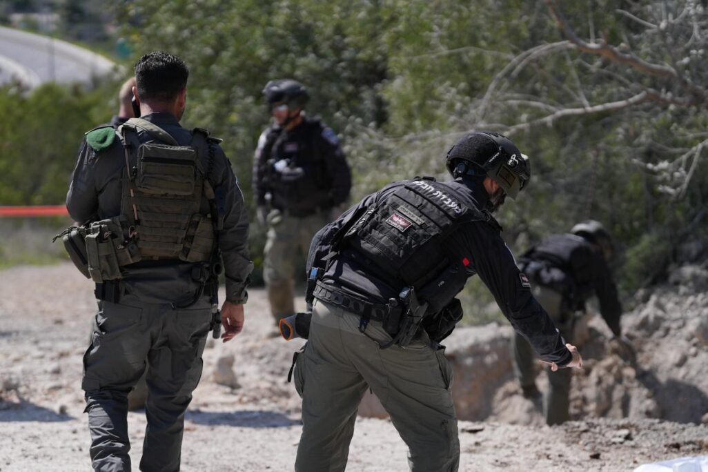 שוטרים בזירת נפילת האמל"ח באזור ירושלים (צילום: דוברות המשטרה)