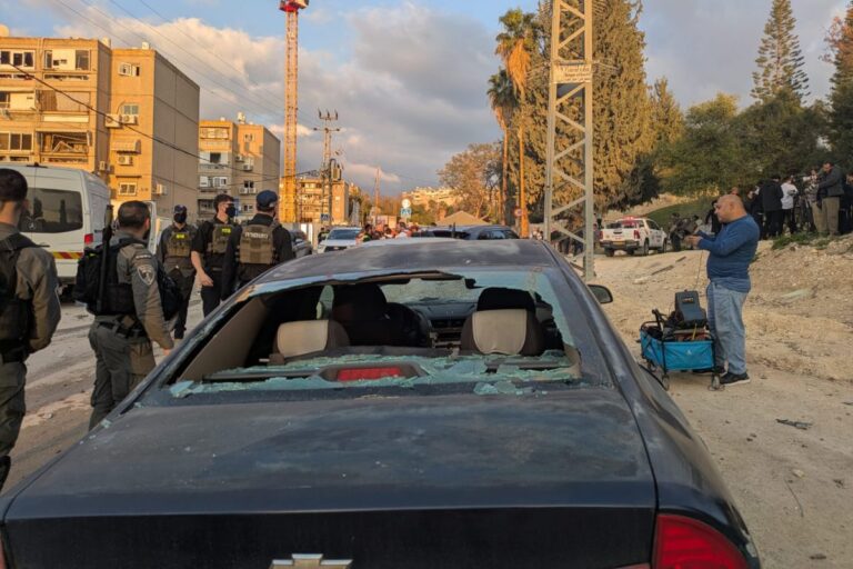 רכב הרוס בזירת הפגיעה בבית שמש (צילום: ניצן צבי כהן)