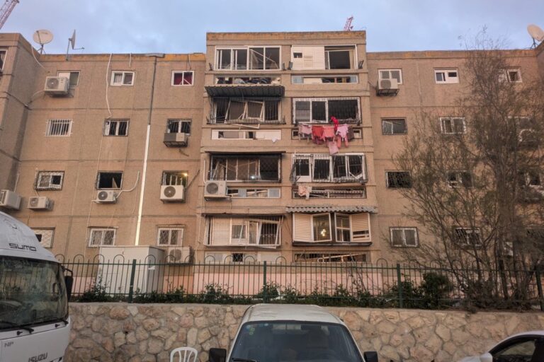 בניין שנפגע מהטיל בבית שמש (צילום: ניצן צבי כהן)