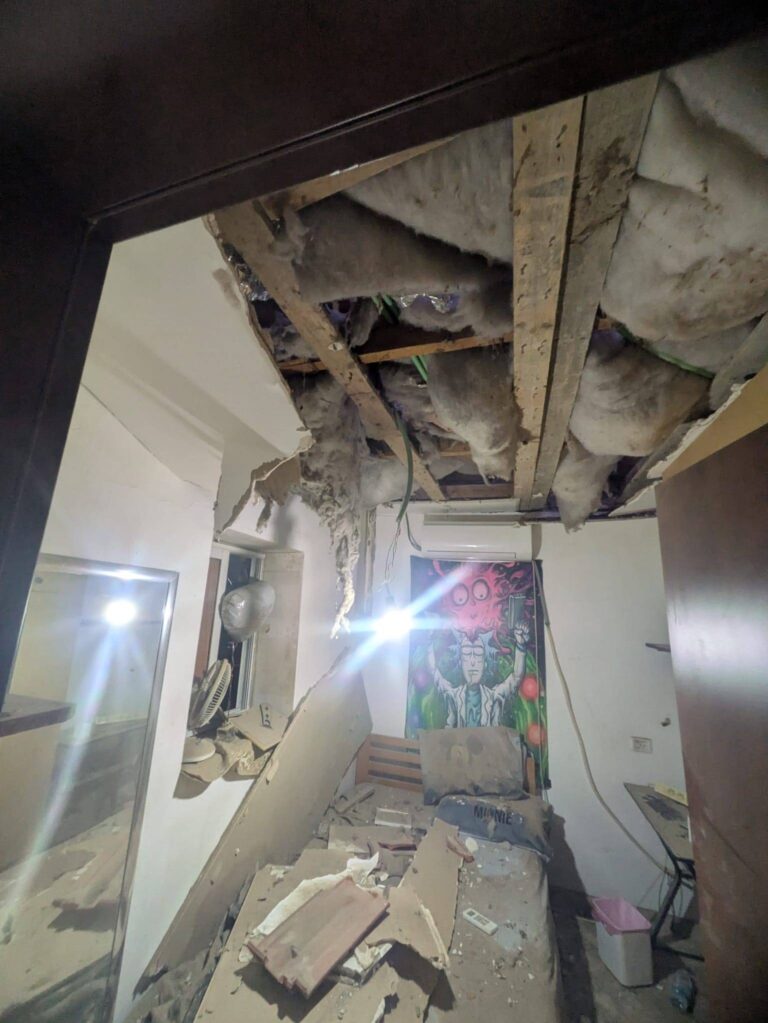 ביתה של מירי חיים לאחר הפגיעה (צילום: ניצן צבי כהן)