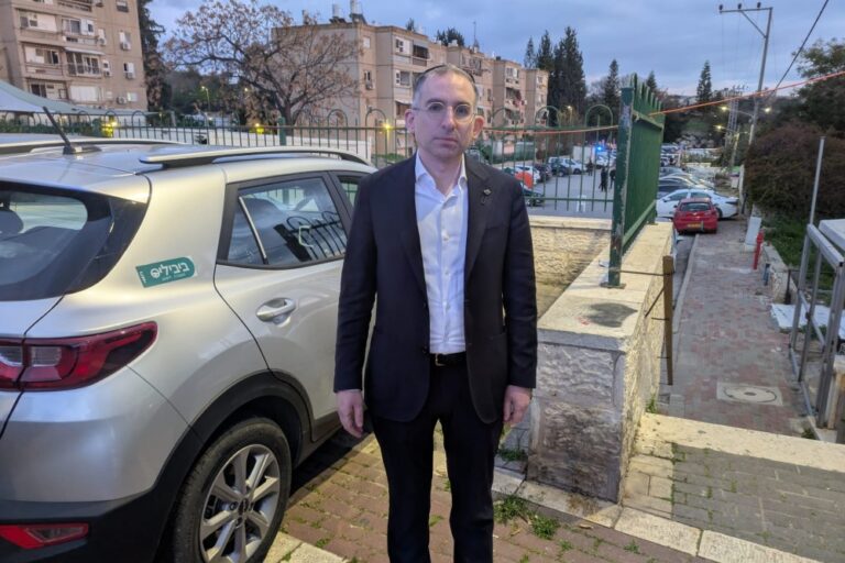 מנכ"ל משרד הפנים, ישראל אוזן, על רקע השכונה בה פגע הטיל בבית שמש (צילום: ניצן צבי כהן)