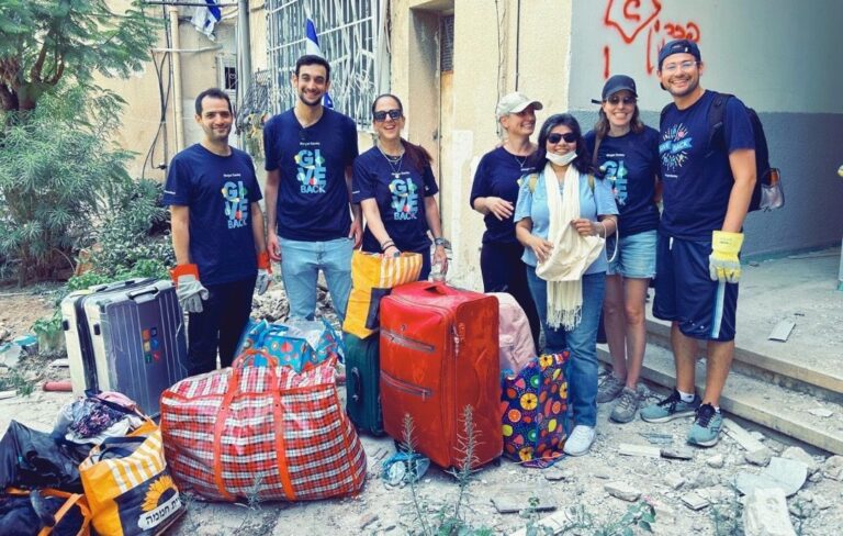 קומרי והמתנדבים. "הרבה דברים נהרסו, מזל שיש בישראל אנשים טובים" (צילום: אלבום פרטי)
